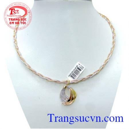 Bộ trang sức kiềng nữ đẹp gồm kiềng vàng kết hợp với mặt dây, bộ sản phẩm thiết kế một cách tinh tế và đẹp mắt