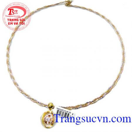 Mặt dây nữ thời trang hợp thời trang tôn lên vẻ đẹp quý phái cho mình