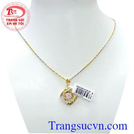 Bộ trang sức thời trang nữ đẹp là bộ trang sức gồm 2 món như dây chuyền nữ và mặt dây chuyền với phong cách hiện đại cùng với thiết kế tinh tế, họa tiết cá tính nổi bật được chế tác tỉ mỉ với đường nét sắc sảo