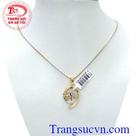 Bộ nữ trang mặt dây cho phái đẹp sở hữu kiểu dáng vô cùng đẹp mắt, ấn tượng và quyến rũ nên khi kết hợp với trang phục