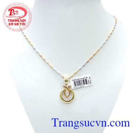 Bộ nữ trang mang vẻ đẹp điệu đà với Bộ Trang Sức "nữ diệu đà" có vẻ ngoài vô cùng đẹp mắt và quyến rũ nên khi kết hợp với trang phục, bạn sẽ lộng lẫy và tỏa sáng hơn bao giờ hết với thiết kế ấn tượng, độc đáo, họa tiết mới lạ