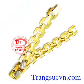 Phù hợp với xu hướng trang sức cho nam hiện nay hợp trang phục. Lắc tay nam đầy cá tính