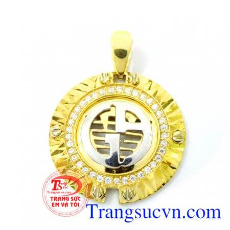 Mặt dây nam đồng xu tiền tài là sự kết hợp giữa chất liệu vàng 18k sáng bóng cùng sự khéo léo, tinh xảo trong việc chế tác,