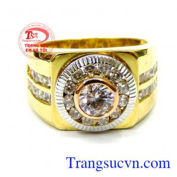 Nhẫn nam vàng tinh tế sáng bóng khẳng định được địa vị cũng như thể hiện được mức độ am hiểu về lĩnh vực thời trang vốn muôn vàn sắc thái