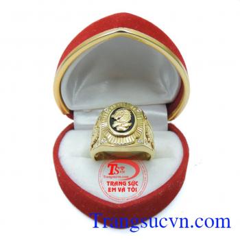 Nhẫn nam rất đa dạng về kiểu dáng, từ các mẫu nhẫn đơn giản cho đến những chiếc nhẫn được thiết kế cầu kỳ, lạ mắt mang đến cho nam vẻ đẹp sang trọng quý phái