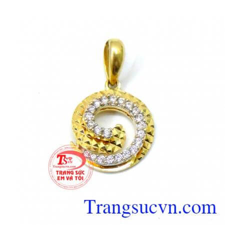 Mặt dây nữ vẻ đẹp kiêu xa với thiết kế sang trọng, duyên dáng và thanh lịch tôn thêm nét đẹp sang trọng và quý phái, tạo cho bạn sự gợi cảm giúp bạn thêm quyến rũ và tự tin