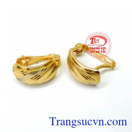 Hoa tai vàng 18k thời trang đẹp mang đến niềm vui, vẻ đẹp sang trọng và quý phái mà vẫn vô cùng hiện đại và trẻ trung cho phái đẹp