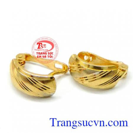 Hoa tai vàng 18k thời trang đẹp là một sản phẩm phù hợp làm quà tặng cho bạn gái hay cho những người phụ nữ mà bạn yêu thương,