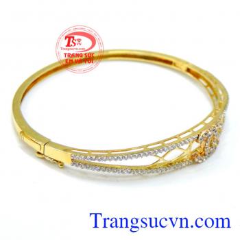 Sản phẩm bảo hành. chi tiết trang trí tuy không quá cầu kỳ nhưng lại đòi hỏi sự kỳ công và tận tâm của đội ngũ chế tác đã mang tới cho SP một vẻ đẹp thu hút đầy sức quyến rũ.