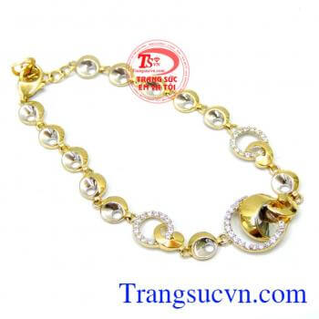 Lắc tay đeo mềm mại nhưng thể hiện sự khỏe khoắn cá tính. Lắc tay cho nữ duyên dáng đẹp