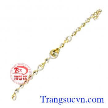 Các cô nàng tha hồ khoe chiếc lắc tay kiêu hãnh. Lắc tay cho nữ duyên dáng đẹp