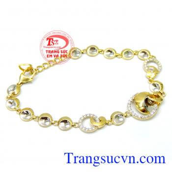 Lắc tay cho nữ duyên dáng đẹp lắc tay ôm sát cổ tay tôn nét kiêu kỳ, quyến rũ. 