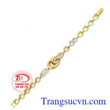 Lắc vàng 18k đeo nữ tính là món quà đặc biệt dành tặng cho những người phụ nữ sang trọng và quý phái.