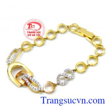Lắc vàng 18k đeo nữ tính là phụ kiện giúp tôn lên vẻ đẹp sang trọng của người đeo.