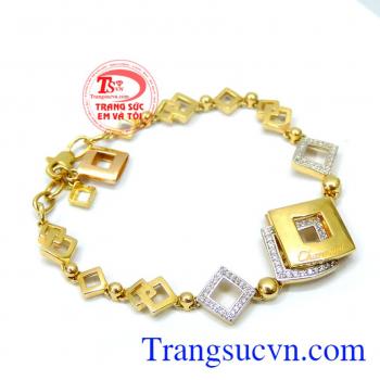 Lắc tay nữ thể hiện cá tính được thiết kế tinh tế, chế tác tinh xảo.