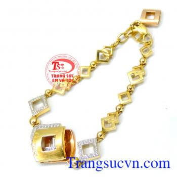 Tạo nên một sản phẩm nữ trang hiện đại và trẻ trung giúp cho bạn gái thêm phần nữ tính và xinh đẹp. Lắc tay nữ thể hiện cá tính