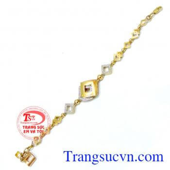 Không cầu kỳ về màu sắc mà chú trọng đến kiểu dáng và chất lượng xứng đáng trở thành món quà dễ thương mà bạn dành tặng cho những người thân yêu của mình. Lắc tay nữ thể hiện cá tính