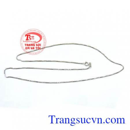 Dây đeo mềm mại nhưng thể hiện sự khỏe khoắn cá tính, các cô nàng tha hồ khoe chiếc cổ cao đầy kiêu hãnh