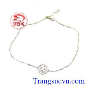 Lắc chân chanel trắng sáng đẹp giúp bạn tôn vinh vẻ đẹp bản thân một cách lãng mạn, cá tính và quyến rũ với những trang sức được thiết kế tinh xảo, sang trọng, quý phái