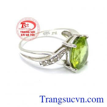 Đá Peridot toát lên sự trẻ trung và đầy sức sống