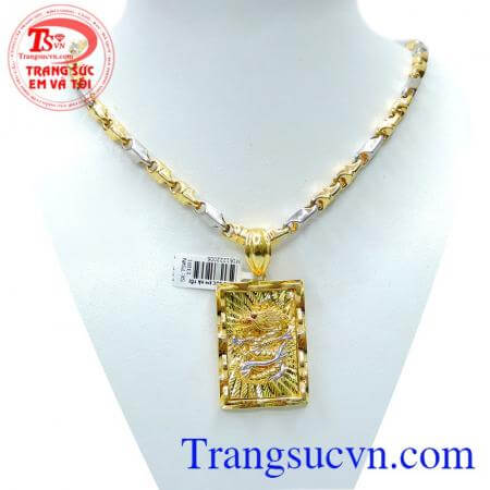 Bộ mặt dây rồng quyền uy với thiết kế Tinh tế, họa tiết cá tính nổi bật được chế tác tỉ mỉ với đường nét sắc sảo, tôn vinh vẻ sang trọng bản lĩnh cá tính bản lĩnh của người đàn ông