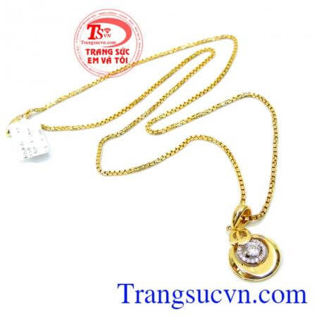 Bạn sẽ lộng lẫy và tỏa sáng hơn bao giờ hết, giúp bạn trở thành trung tâm của mọi ánh nhìn