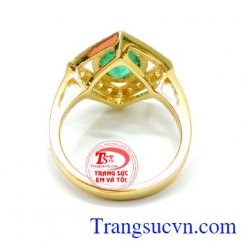 Màu đá hợp cho người mệnh hỏa, mộc mang đến sự may mắn, khỏe mạnh và tài lộc cho chủ nhân đeo nhẫn. Nhẫn nữ emerald đeo hợp mệnh