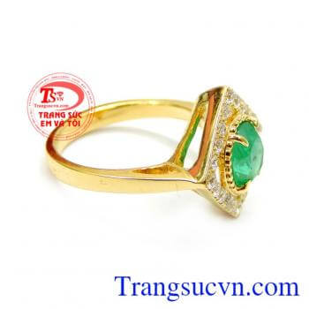 Là loại ngọc làm tăng tính sáng tạo và nhận thức, mài sắc trí tuệ và thị lực. Nhẫn nữ emerald đeo hợp mệnh