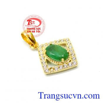 Đeo Ngọc Lục Bảo Emerald sẽ mang lại sự thanh bình, hạnh phúc và tình yêu viên mãn.