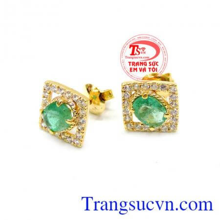 là bông tai với kiểu dáng khá sang trọng đính đá Emerald hình vuông và có điểm thêm nhiều viên dá nhỏ bao quanh tạo nên vẻ đẹp lấp lánh khi đeo. Hoa tai emerald 14k thời trang
