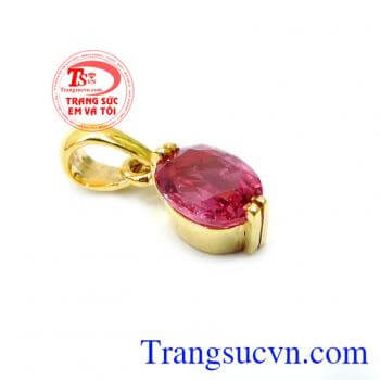 Sử dụng Mặt dây chuyền sapphire tự nhiên mang lại niềm may mắn và sức khỏe cho người phụ nữ Màu đá này phù hợp với những bạn mệnh Hỏa (màu chính mệnh) và mệnh Thổ