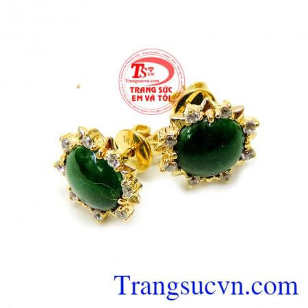 Hoa tai nữ trẻ trung jadeite 14k được thiết kế đính ngọc cẩm thạch khá tinh tế và sang trọng.