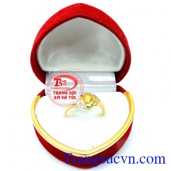 Nhẫn nữ ngọt ngào đá saphire có kiểu dáng lạ mắt.