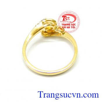 Nhưng không kém phần quý phái cho sản phẩm đeo hợp mệnh hợp thời trang. Nhẫn nữ ngọt ngào đá saphire