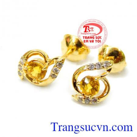 Hoa tai thời trang nữ đá saphire với kiểu dáng sành điệu được đính đá thạch anh vàng và thêm nhiều đá nhỏ lấp lánh càng tạo nên vẻ đẹp cuốn hút mọi ánh nhìn,