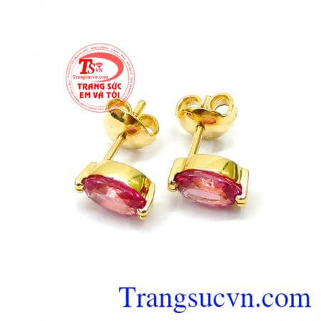 Hoa tai nữ Ruby thiên nhiên đẹp có kiểu dáng trẻ trung, nhí nhảnh nhưng không kém phần sang trọng và quý phái khi được chế tác bằng Vàng 14K.