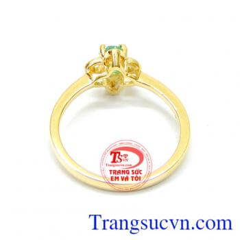 Nhẫn nữ emerald đeo sáng đẹp