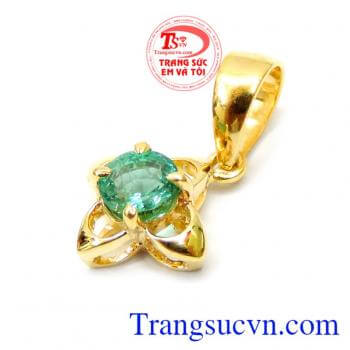 Tạo nên vẻ sành điệu tự tin khoe cá tính Mặt dây còn được đính thêm nhiều viên đá nhỏ cao cấp cách điệu trên phần thân của mặt dây để tô thêm phần lung linh