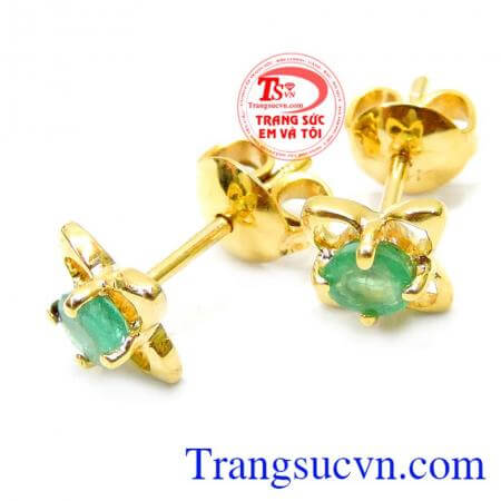 Hoa tai đá emerald nữ còn là món quà đầy ý nghĩa dành tặng cho bạn bè, người thân, người thương của mình đeo cá tính thời trang, Bông tai hoa 4 cánh gắn đá emerald