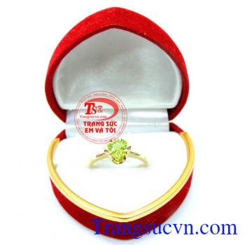 Nhẫn nữ peridot hợp mệnh mộc với kiểu dáng khá thanh mảnh thích hợp cho phái đẹp.