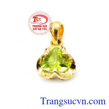 Mặt nữ peridot đính đá điệu dà kiểu dáng tinh tế khi là sự hoà trộn tuyệt vời giữa hình dáng đẹp, vàng 14k