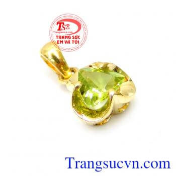 Mặt nữ peridot đính đá điệu dà với phần nổi bật nhất của mặt dây đó chính là viên đá peridot màu lục thậm tạo nên vẻ quý phái, cổ điển cho sản phẩm nhẫn này còn có ý nghĩa về mặt phong thuỷ mang tới sự hưng vượng