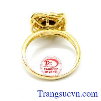 Có ý nghĩa về mặt phong thuỷ mang tới sự hưng vượng mang tới sự sắc sảo, thông minh, tạo nên sự khao khát. Nhẫn nữ saphire yêu kiều 14k