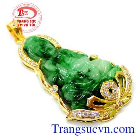 Mặt dây chuyền Phật Quan Thế Âm Bồ Tát được làm từ ngọc cẩm thạch tự nhiên được chạm trổ rất đẹp, tinh xảo, nghệ thuật.