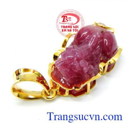 Thiết kế đơn giản, tinh tế, dễ dàng kết hợp với những trang phục khác nhau. Mặt tỳ hưu ruby đem lại công danh