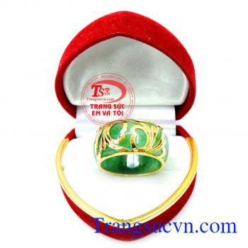 Nhẫn ngọc jadeite bọc vàng 18k