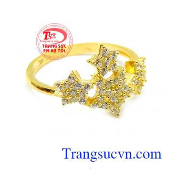 Mặt trên cùng của chiếc nhẫn được thiết kế hình sao đính nhiều đá nhỏ lấp lánh. Nhẫn nữ 10k sao sáng lấp lánh