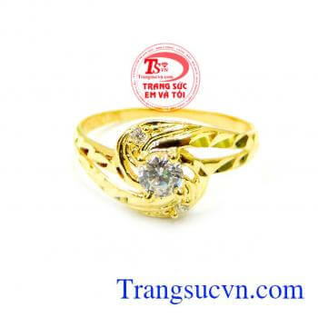Kiểu dáng khá trẻ trung sành điệu sản phẩm sẽ khiến bàn tay nhỏ xinh của nữ chủ nhân thon thả, ngọc ngà hơn. Nhẫn vàng nữ tính đẹp giá rẻ
