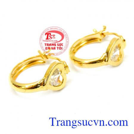 Bông tai trái tim đính đá với thiết kế đính đá vàng xinh xắn, được gia công bởi bàn tay khéo léo của thợ vàng.