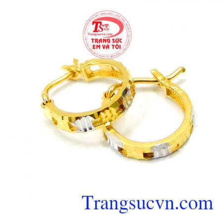 Trang sức trẻ trung, duyên dáng, bông tai là biểu tượng của sự may mắn, được nhiều bạn gái trẻ yêu thích. Bông tai nữ đeo tươi sáng
